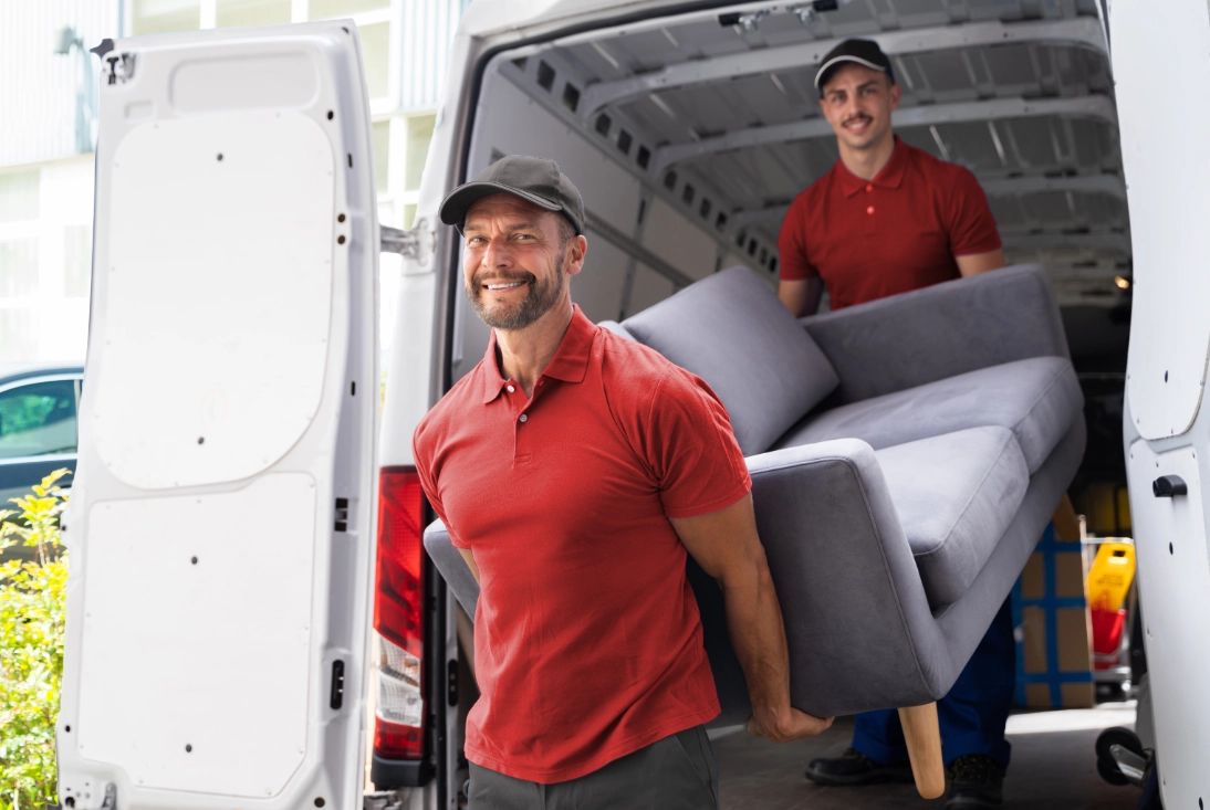 2‑Mann‑Team beim Ausladen einer Couch.