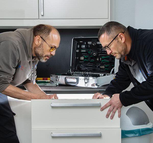 Montage Team bei der Arbeit